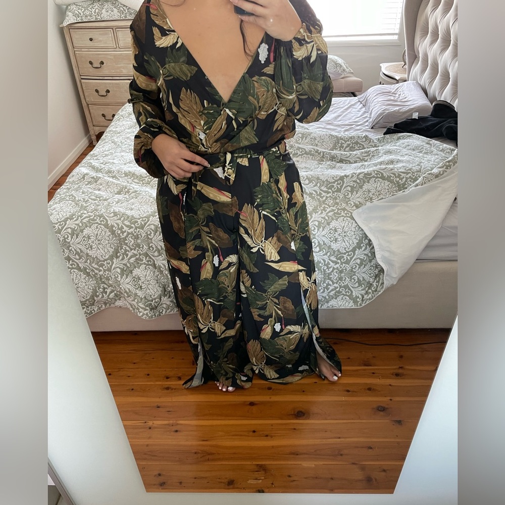 Sheike Size 16 jumpsuit.Splits around legs area.Very classy . Great with belt - Picture 2 of 2